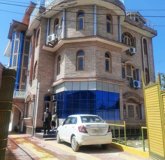 膳宿费 Bashaw Residency, Top Rated Family Guest House Near Srinagar Airport