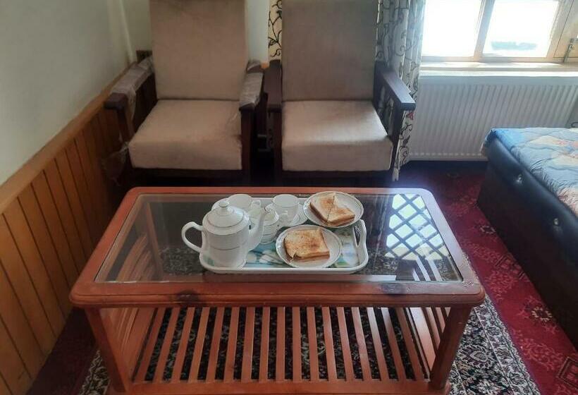 פנסיון Bashaw Residency, Top Rated Family Guest House Near Srinagar Airport