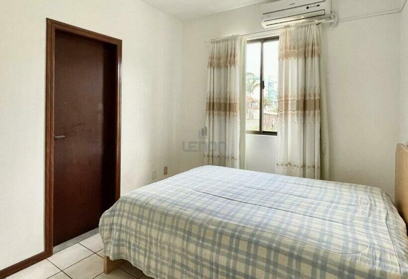 132   Localizado Na Avenida Principal De Bombas   Apto Com 02 Dormitórios