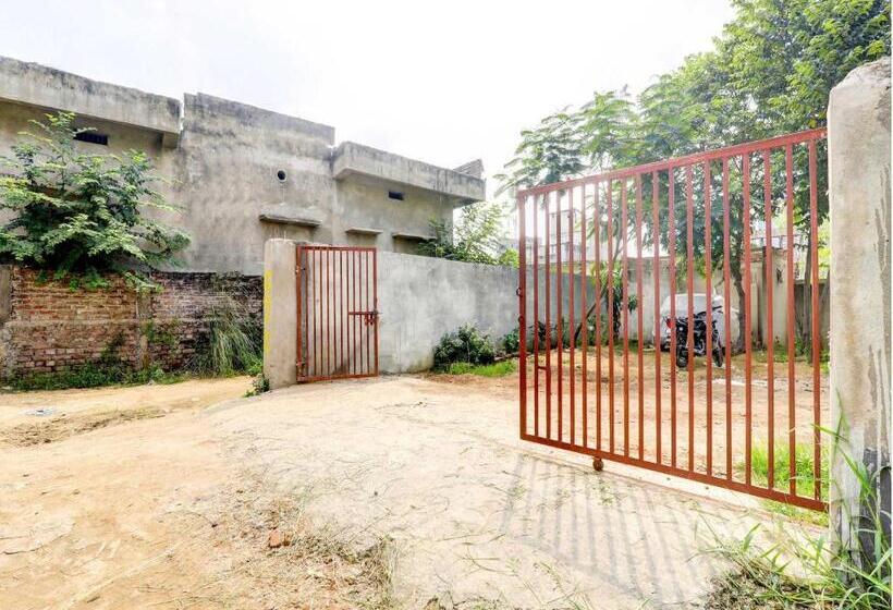 ホテル Oyo 89551  Holiday Inn