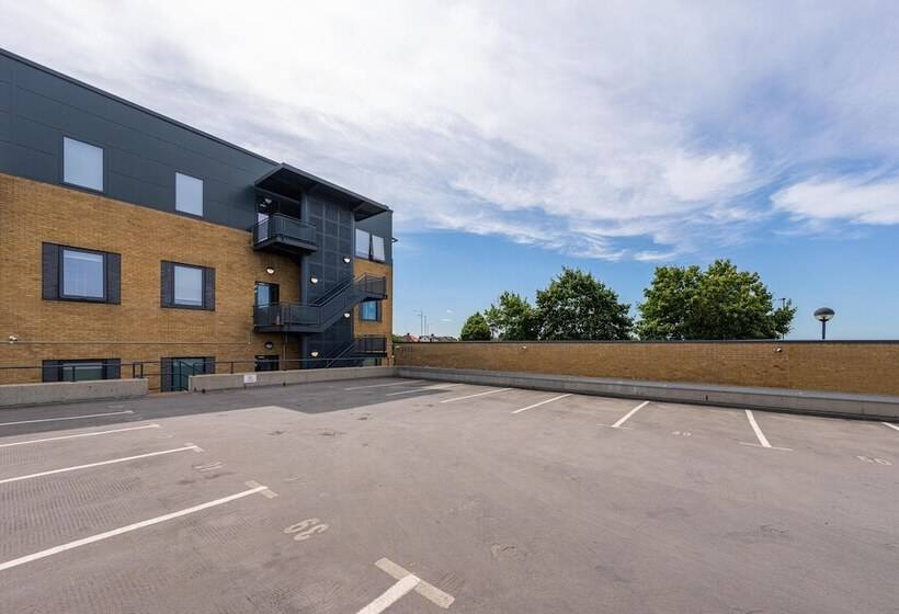 Luxury Apartments   Heathrow Airport   Free Parking