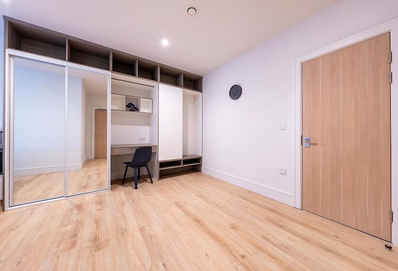 Luxury Apartments   Heathrow Airport   Free Parking