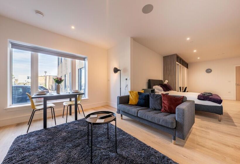 Luxury Apartments   Heathrow Airport   Free Parking