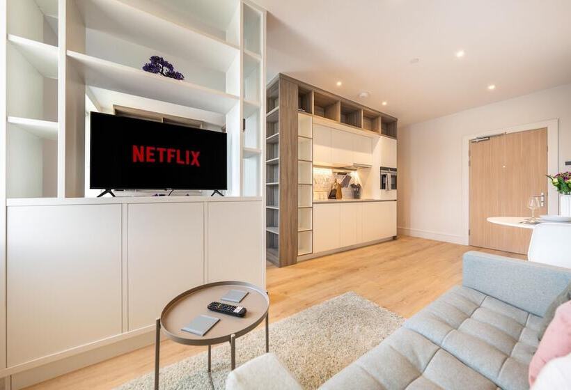 Luxury Apartments   Heathrow Airport   Free Parking