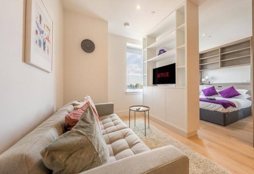 Luxury Apartments   Heathrow Airport   Free Parking