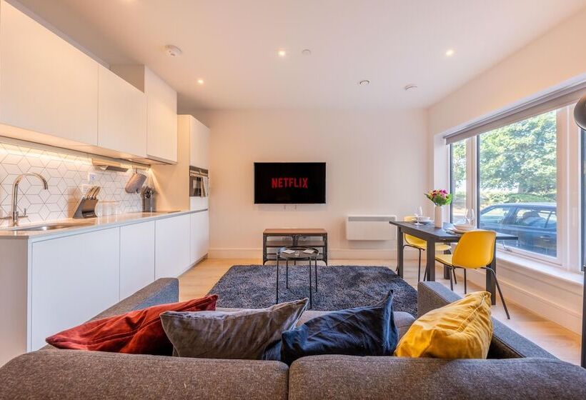 Luxury Apartments   Heathrow Airport   Free Parking