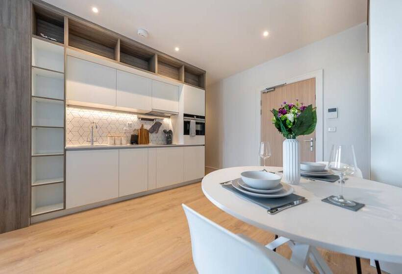 Luxury Apartments   Heathrow Airport   Free Parking