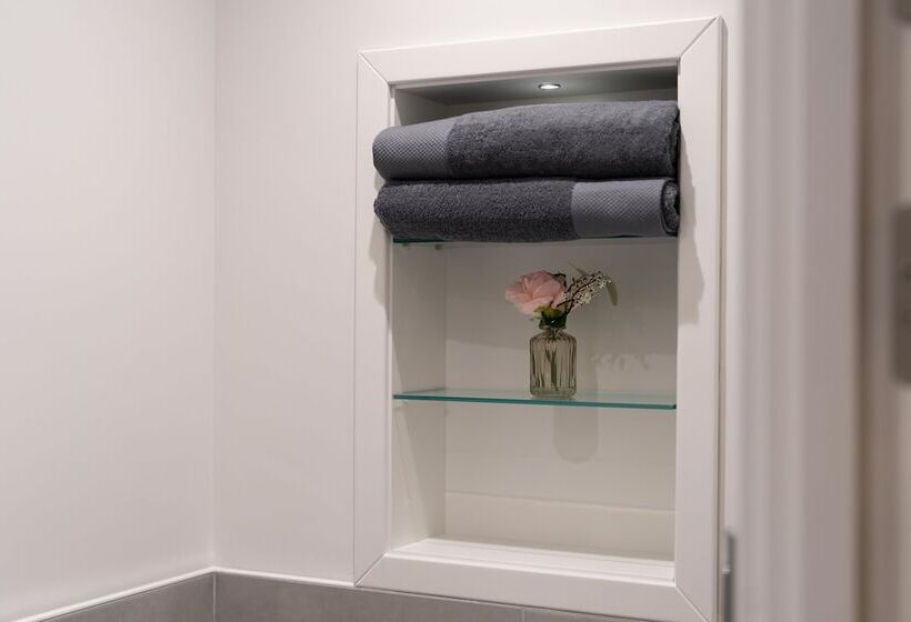 Luxury Apartments   Heathrow Airport   Free Parking