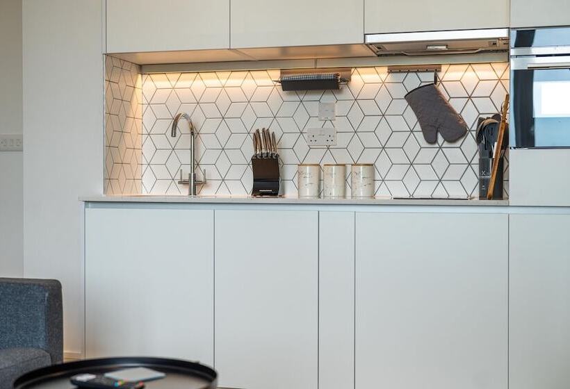 Luxury Apartments   Heathrow Airport   Free Parking