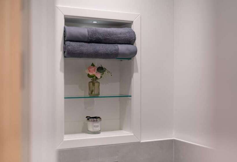 Luxury Apartments   Heathrow Airport   Free Parking