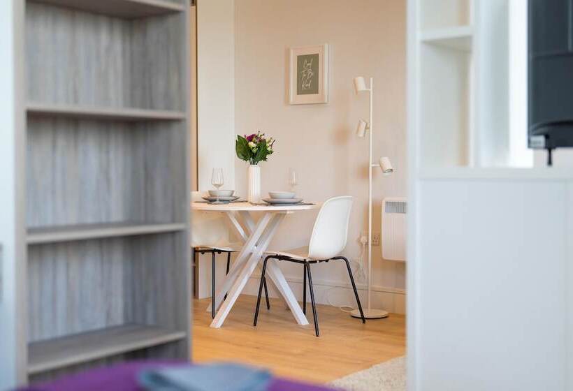 Luxury Apartments   Heathrow Airport   Free Parking