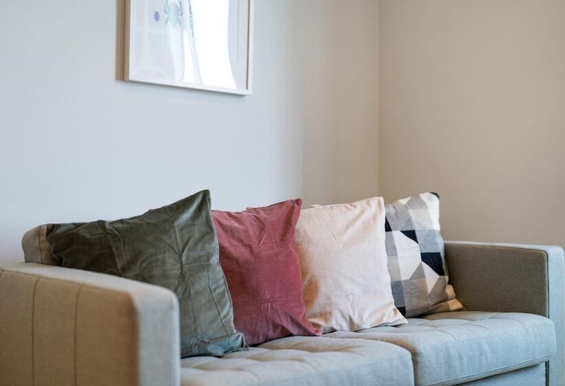 Luxury Apartments   Heathrow Airport   Free Parking