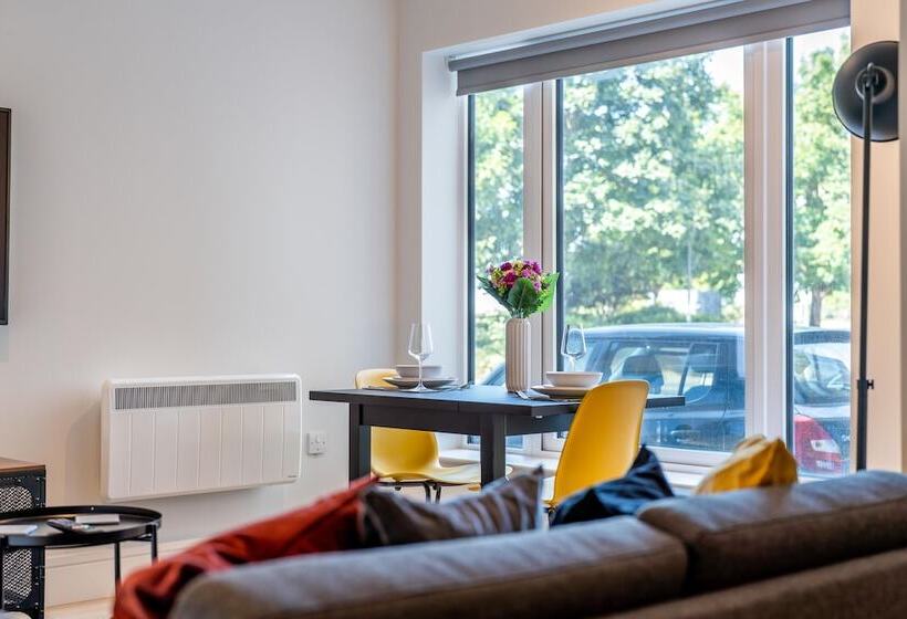 Luxury Apartments   Heathrow Airport   Free Parking