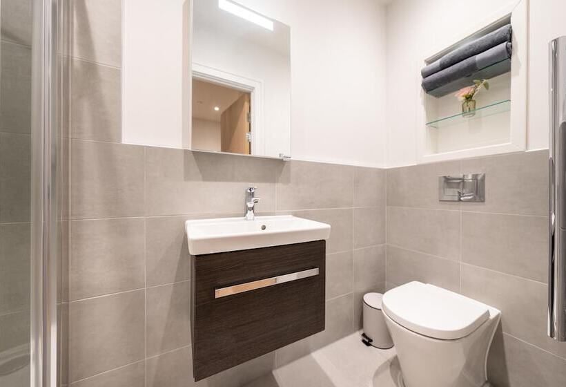 Luxury Apartments   Heathrow Airport   Free Parking