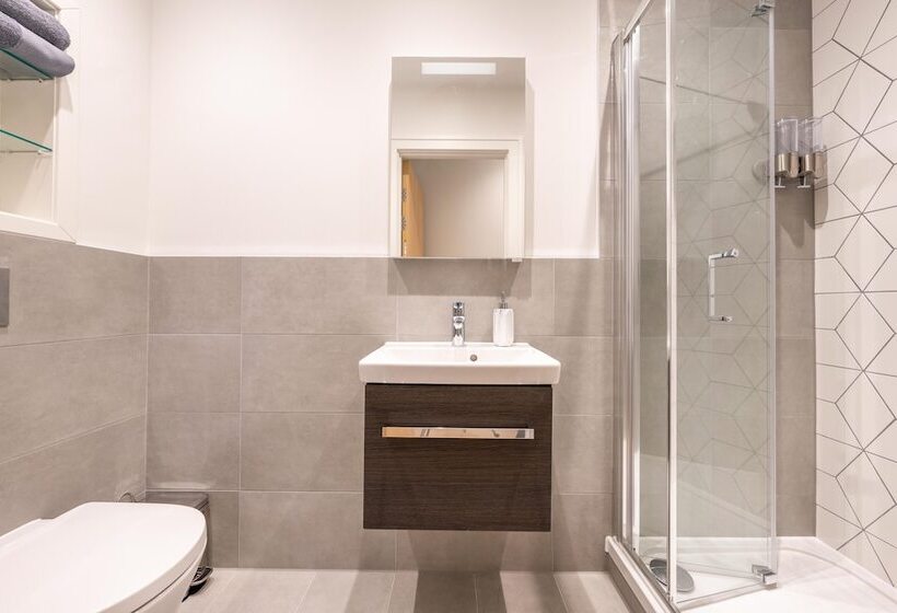 Luxury Apartments   Heathrow Airport   Free Parking