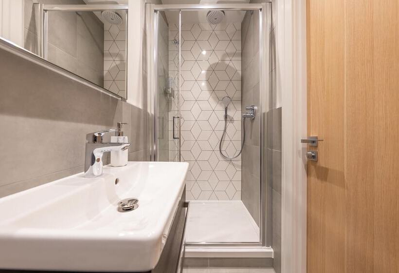 Luxury Apartments   Heathrow Airport   Free Parking