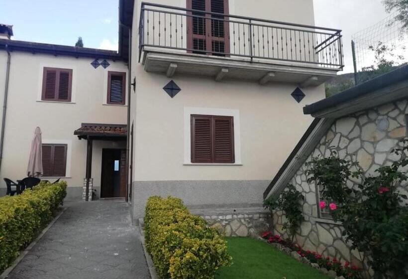 تختخواب و صبحانه Il Roseto