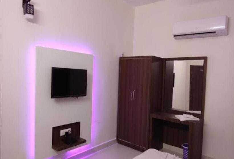 ホテル Svarnima By Wb Inn