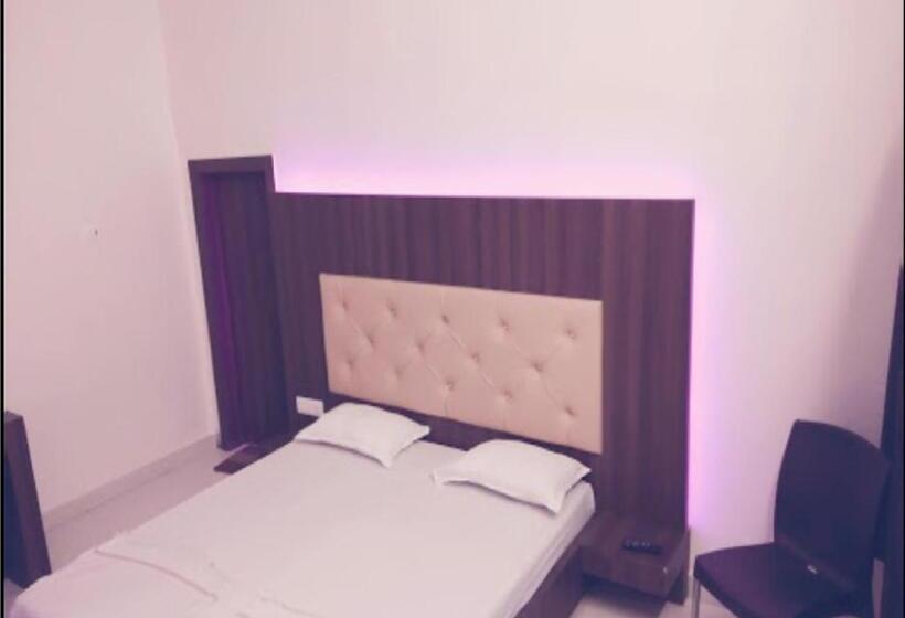 ホテル Svarnima By Wb Inn