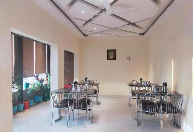 ホテル Svarnima By Wb Inn