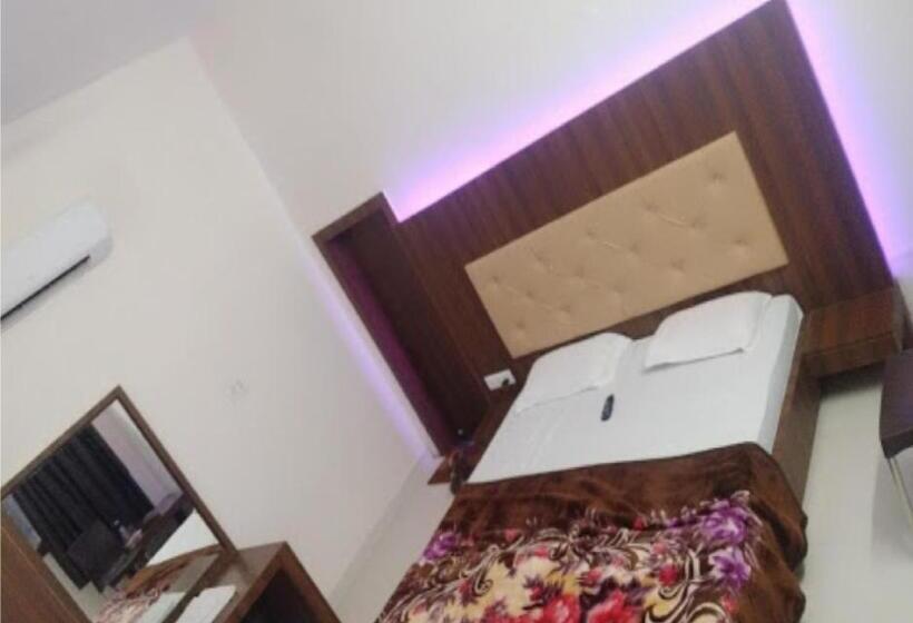 ホテル Svarnima By Wb Inn