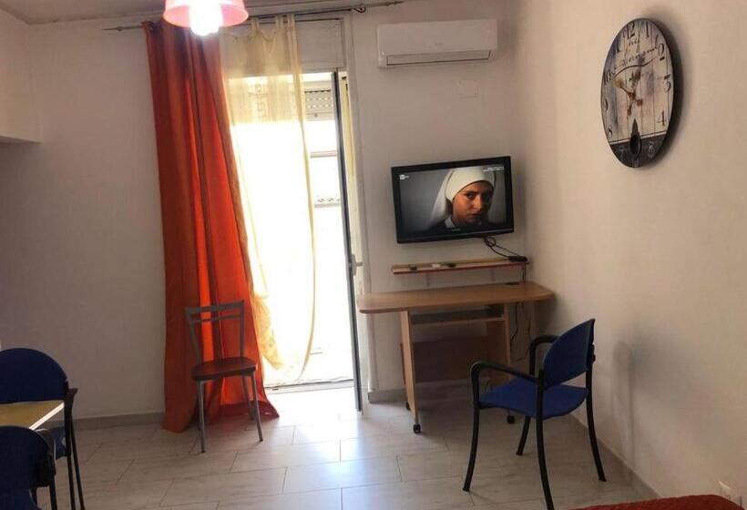 פנסיון Monolocaleoptional  C I R C E   Ragusa Centro Corso Italia