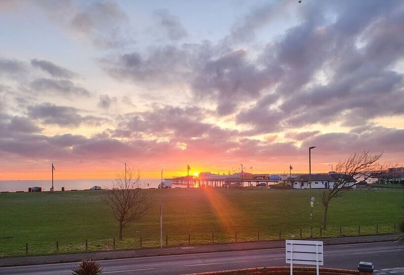 Beach Hotel Torbay B&b