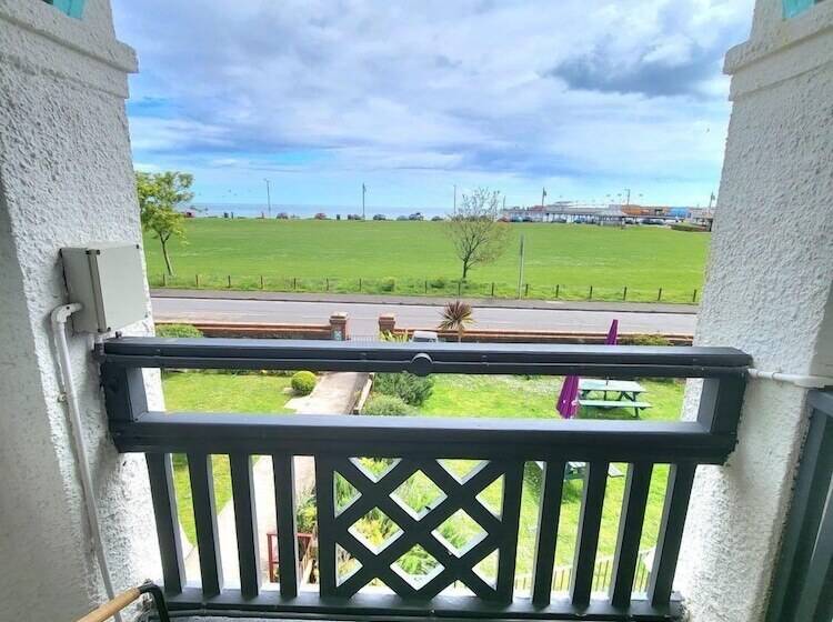 Beach Hotel Torbay B&b