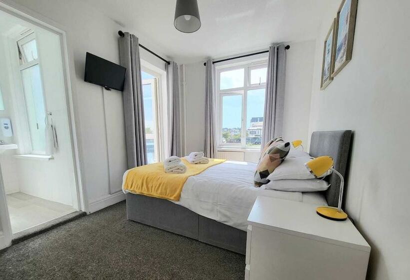 Beach Hotel Torbay B&b