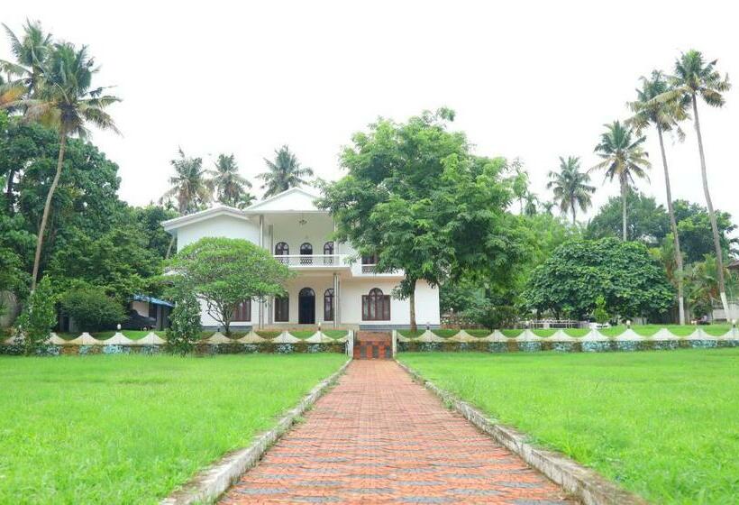 هتل Stayvista At Periyar Palace Pet Friendly, River View Villa With Garden