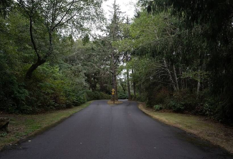 فندق Surfcrest Resort