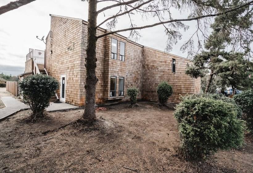 فندق Surfcrest Resort