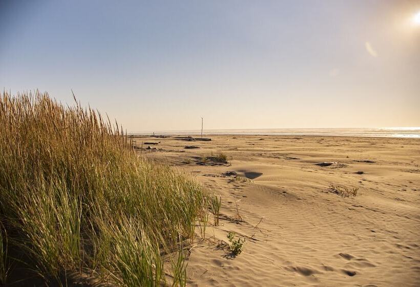 فندق Surfcrest Resort