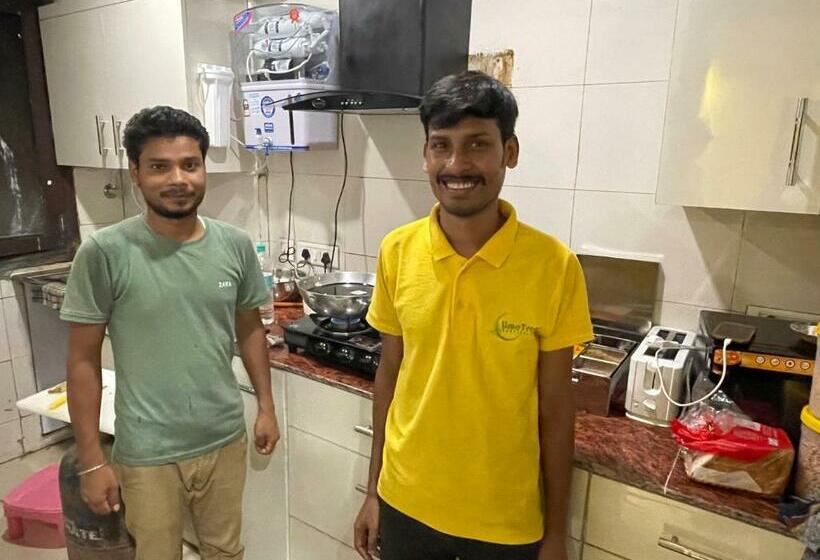 Пансион Lime Stays B&b Gk 2 At Greater Kailash Metro South Delhi Nearby Saket Select City