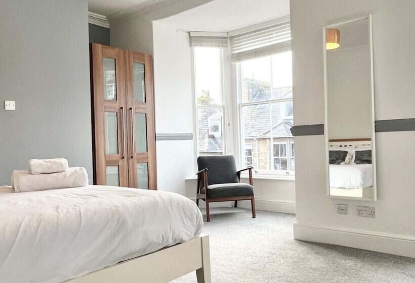 Spacious Home Near Seafront & Train Station 5 Bed Sleeps 10  Central Penzance