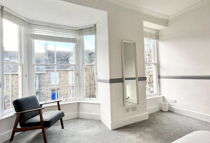 Spacious Home Near Seafront & Train Station 5 Bed Sleeps 10  Central Penzance