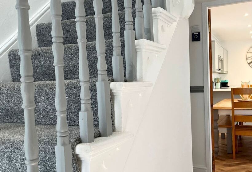 Spacious Home Near Seafront & Train Station 5 Bed Sleeps 10 Central Penzance