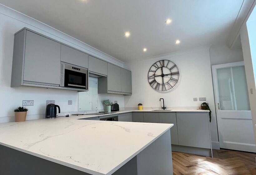 Spacious Home Near Seafront & Train Station 5 Bed Sleeps 10  Central Penzance