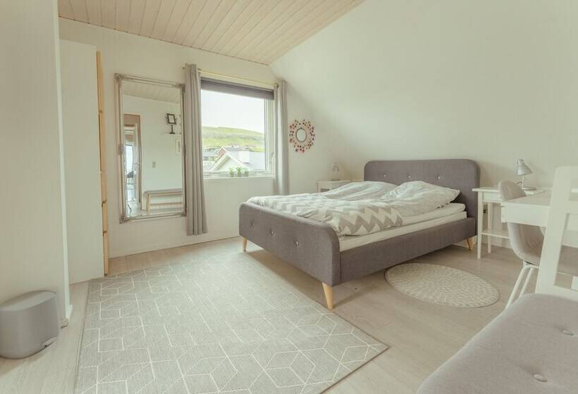 Great 3 Br Loft Apt / Views / Free Parking