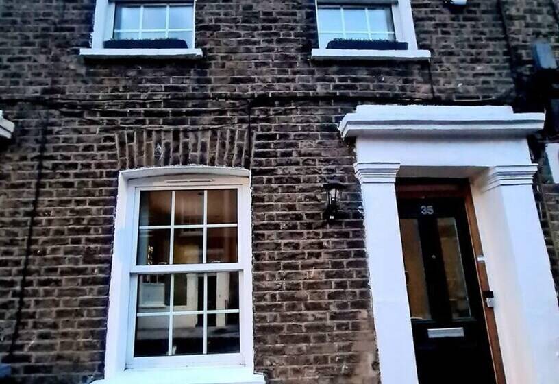 Charming 2 Bed House In London