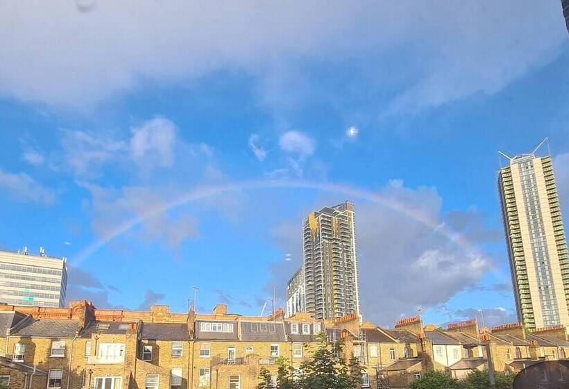 Charming 2 Bed House In London