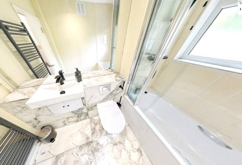 Charming 2 Bed House In London