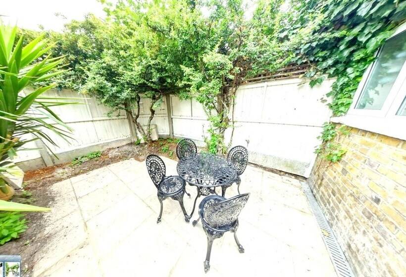 Charming 2 Bed House In London