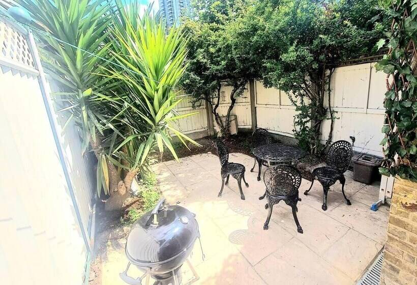 Charming 2 Bed House In London