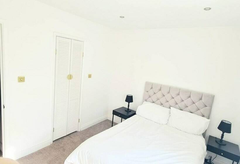 Charming 2 Bed House In London