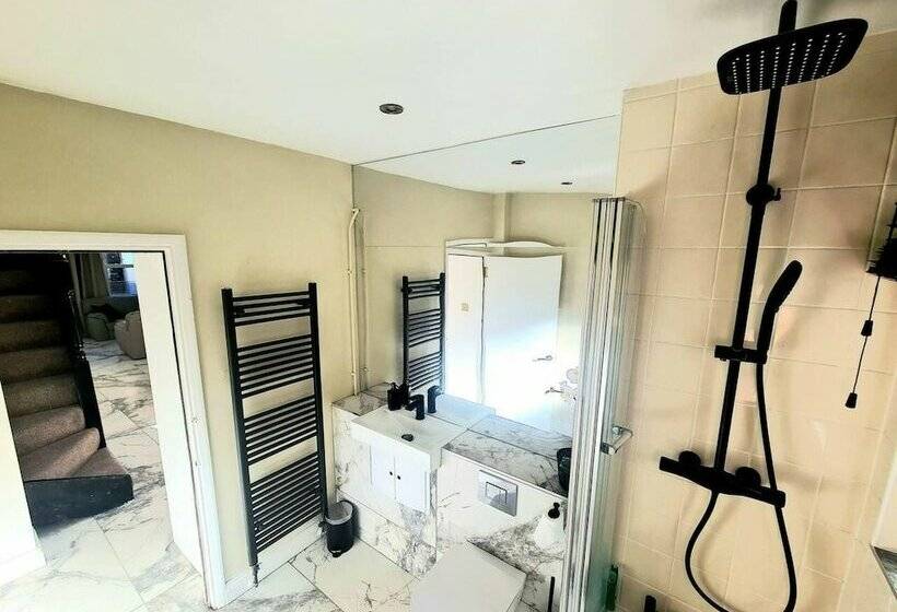 Charming 2 Bed House In London