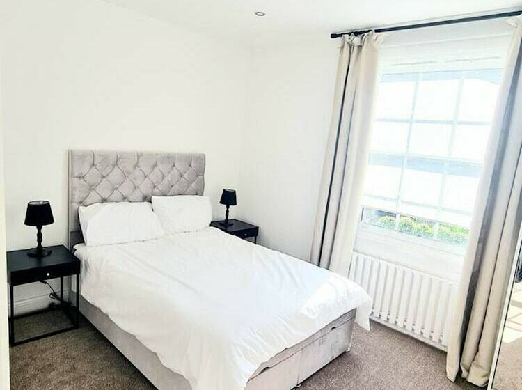 Charming 2 Bed House In London