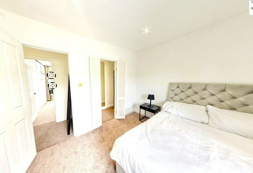 Charming 2 Bed House In London