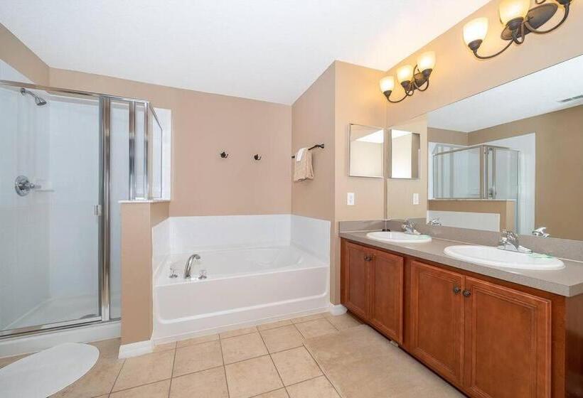 Pool, Disney, Fast Wi Fi World Class 3 Bed Home