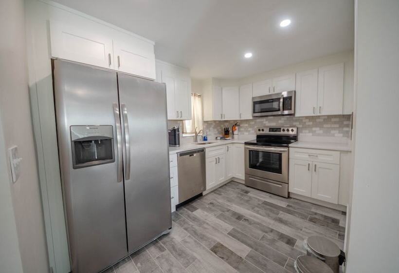 הוסטל Seaport Inn